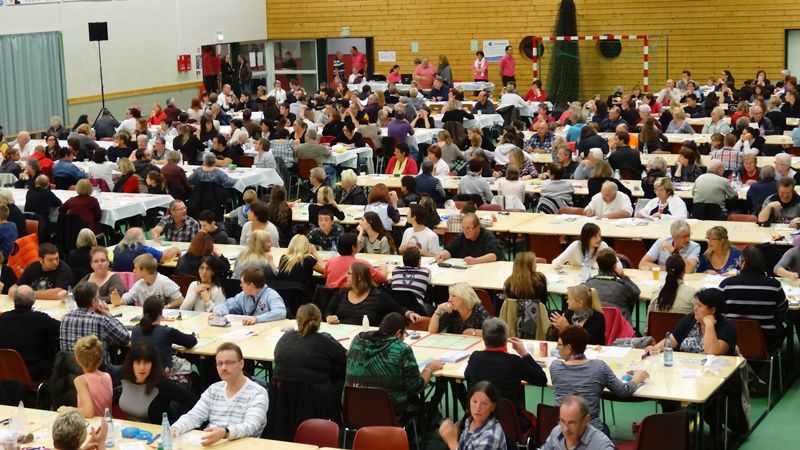 500 joueurs de loto bingo dan la salle du complexe