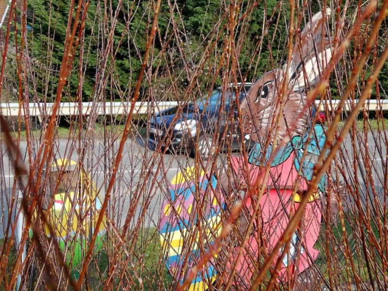 le lapin de Pâques se cache dans les haies