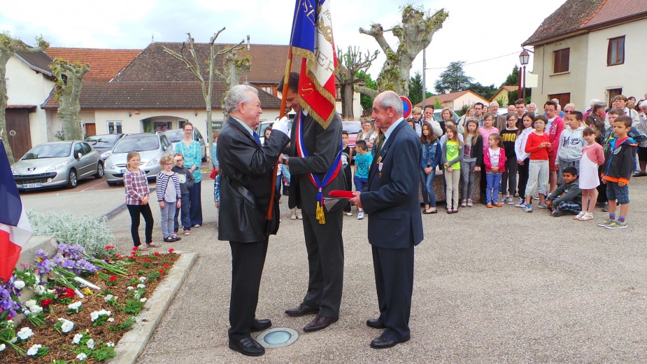 remise de l'insigne de porte-drapeau à Roger Perrier 